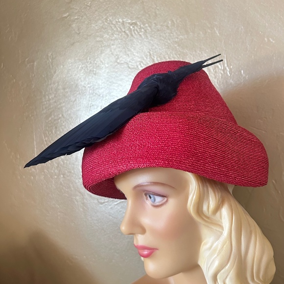 OUTSTANDING DESIGNER 1940s\' ROSE RED STRAW HAT WITH NAVY FEATHER \